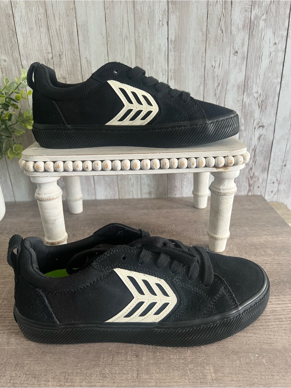Cariuma Catiba Pro Skate Black Sneakers Suede Logo Womens 6.5